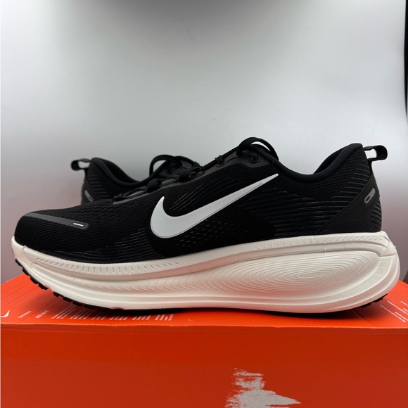 Nike Vomero 18 Wide Black Summit White BRAND NEW Size 10.5 - Picture 6 of 8